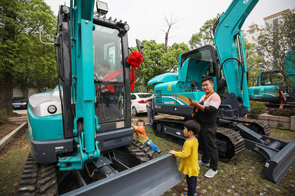 红四月，优游国际智能挖掘机促销会节节攀升