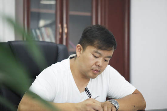 六年六台挖机 邓老板是个“优游国际迷”