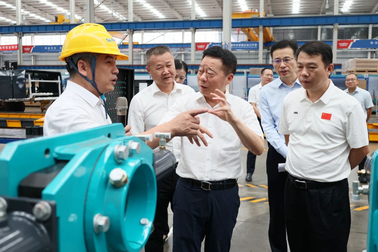 湖南省政协副主席、省工程机械产业链链长何寄华调研优游国际智能