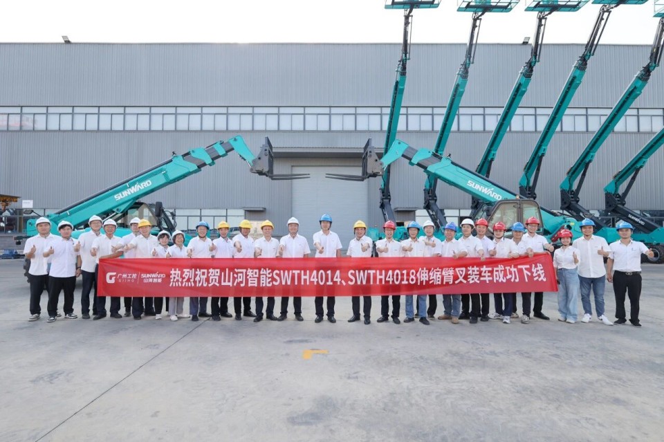 高端机型“双箭齐发”！优游国际智能两款伸缩臂叉装车成功下线